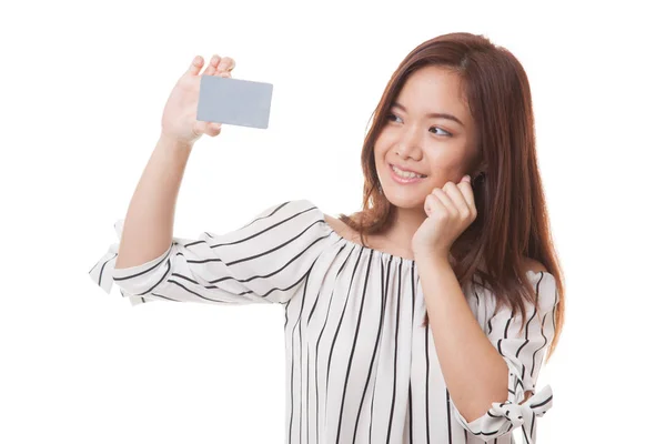 Feliz joven asiática mujer con una tarjeta en blanco . —  Fotos de Stock