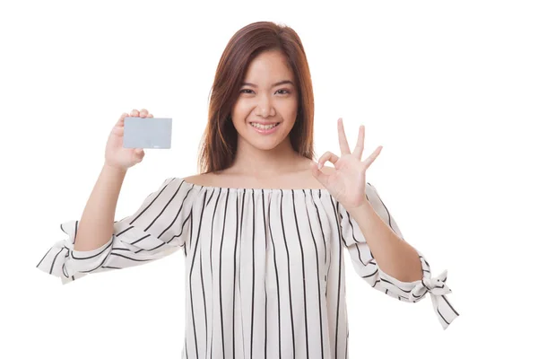 Jovem mulher asiática mostrar OK com um cartão em branco . — Fotografia de Stock