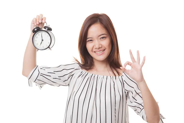 Jonge Aziatische vrouw show Ok met een klok. — Stockfoto