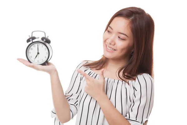 Joven asiática mujer punto a un reloj . — Foto de Stock