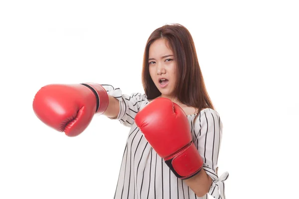 Mladá asijská žena s červeným Boxerské rukavice. — Stock fotografie