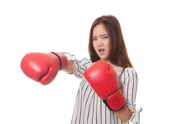 Jovem mulher asiática com luvas de boxe vermelho . — Fotografia de Stock