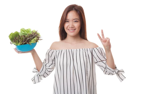 Friska asiatisk kvinna Visa seger tecken med sallad. — Stockfoto