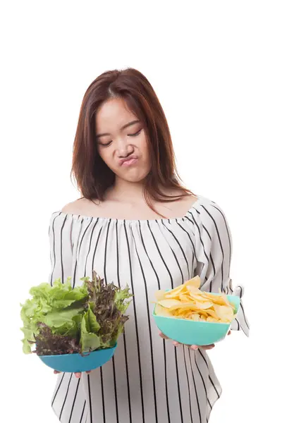 Ung asiatisk kvinna med potatischips och sallad. — Stockfoto