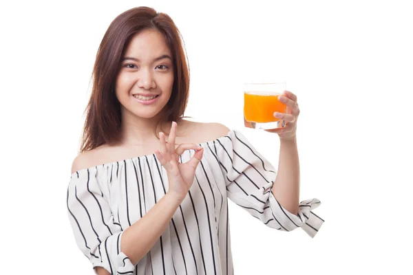 年轻的亚洲女人表演好喝橙汁. — 图库照片