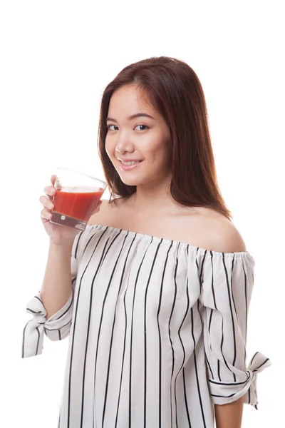 Νεαρά ασιατικές γυναίκα ποτό χυμό ντομάτας. — Φωτογραφία Αρχείου