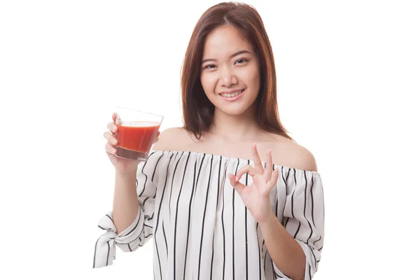 Ung asiatisk kvinna show Ok med tomatjuice. — Stockfoto
