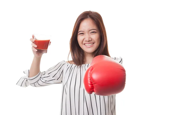 Giovane donna asiatica con succo di pomodoro e guanto da boxe . — Foto Stock