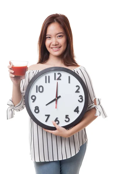 Jeune femme asiatique avec du jus de tomate et horloge . — Photo