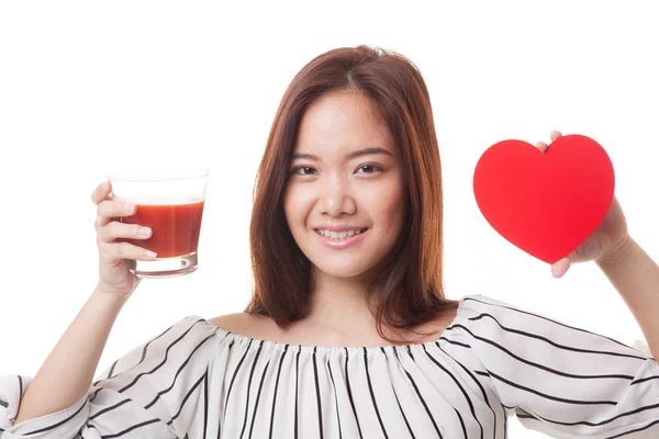 年轻的亚裔女子，用番茄汁和红色的心. — 图库照片