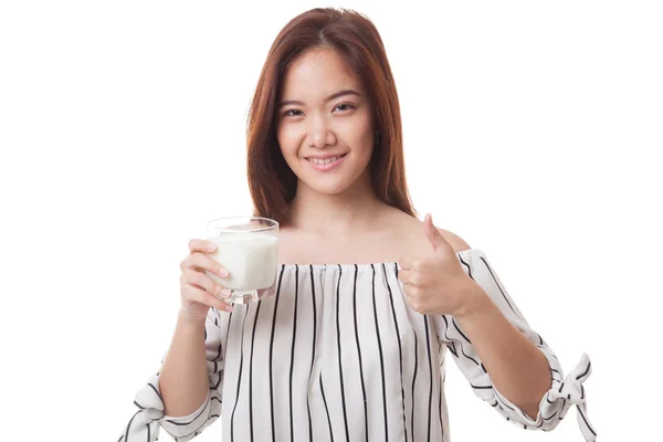 Saludable mujer asiática bebiendo un vaso de leche pulgares arriba . — Foto de Stock