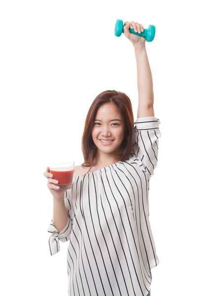健康的亚洲女性哑铃和番茄汁. — 图库照片