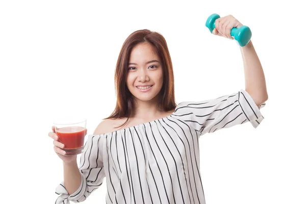 Gezonde Aziatische vrouw met halter en tomaat SAP. — Stockfoto