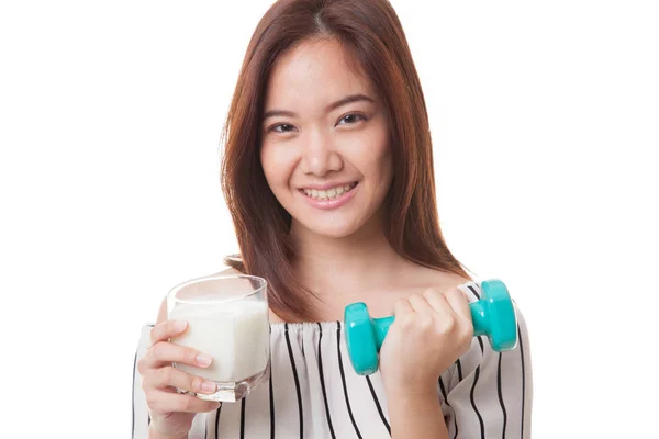 Gezonde Aziatische vrouw drinken van een glas melk en halter. — Stockfoto