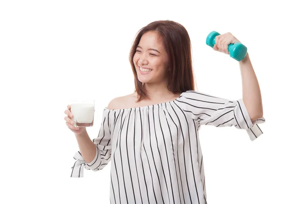 Gezonde Aziatische vrouw drinken van een glas melk en halter. — Stockfoto