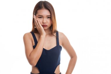 Genç Asyalı kadın diş ağrısı var.