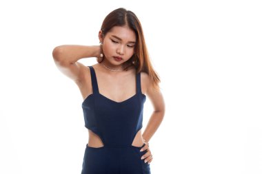 Genç Asyalı kadın boyun ağrısı var.