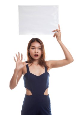 Genç Asyalı kadın sürpriz beyaz boş işareti ile.