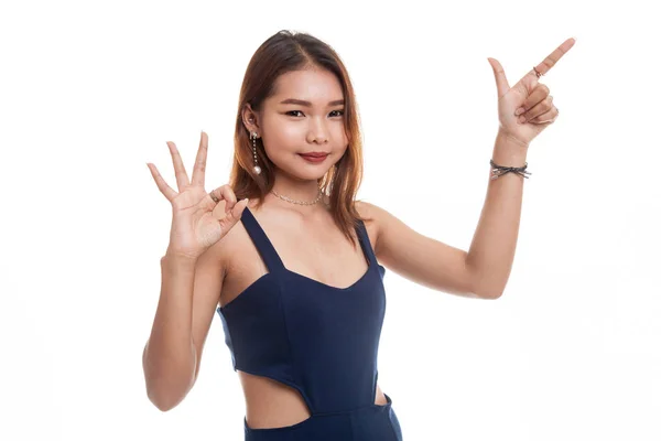 Giovane donna asiatica punta e mostra OK . — Foto Stock