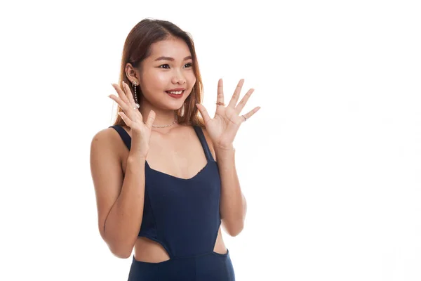 Joven asiática mujer es sorprendido y sonrisa . — Foto de Stock