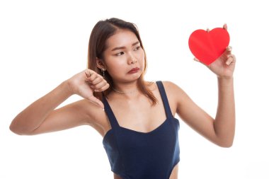 Asyalı kadın başparmak aşağı kırmızı kalpli.