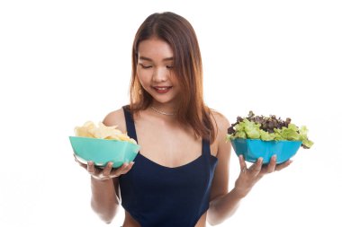 Patates kızartması ve salata ile genç Asyalı kadın.