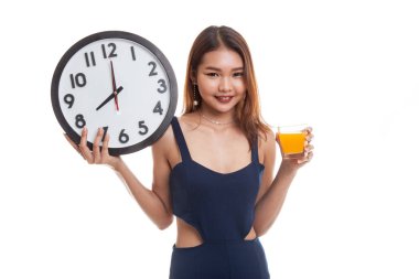 Asyalı kadın saati içki portakal suyu ile.
