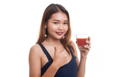 Genç Asyalı kadın Yaşasın domates suyu ile.