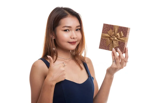 若いアジア女性の親指をギフト箱付け. — ストック写真