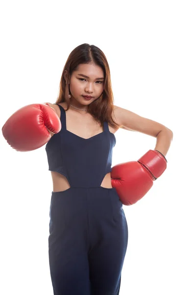 Joven mujer asiática con guantes de boxeo rojos . — Foto de Stock