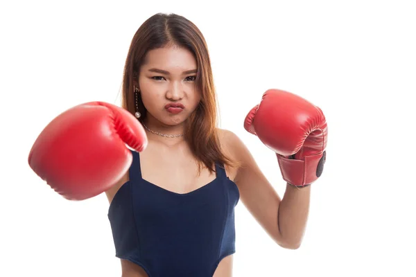 Joven mujer asiática con guantes de boxeo rojos . — Foto de Stock