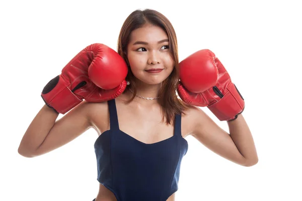 Joven mujer asiática con guantes de boxeo rojos . —  Fotos de Stock