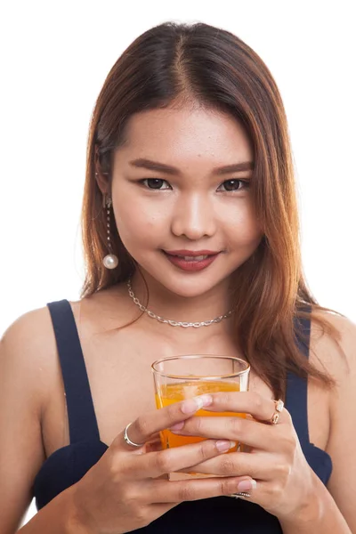 Młoda kobieta azjatycki napój pomarańczowy sok. — Zdjęcie stockowe