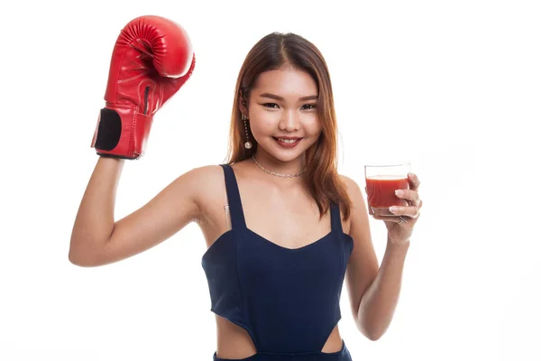 Joven mujer asiática con jugo de tomate y guante de boxeo . — Foto de Stock