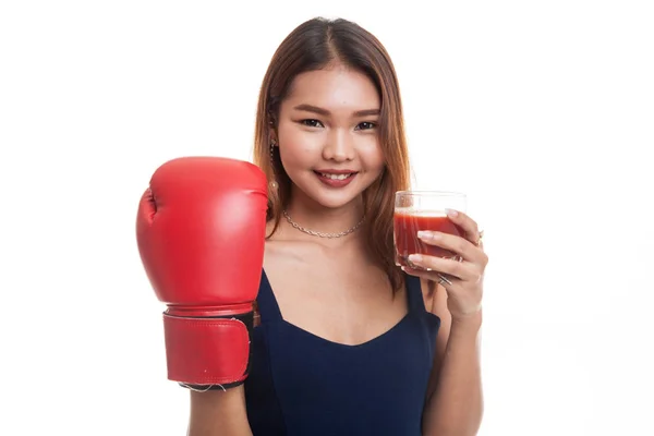 Joven mujer asiática con jugo de tomate y guante de boxeo . — Foto de Stock