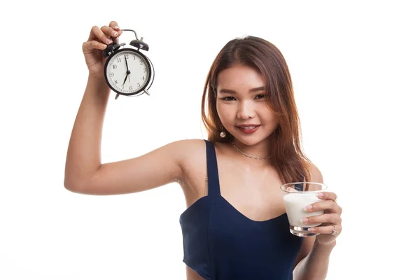 Gesunde asiatische Frau trinkt Glas Milch halten Uhr. — Stockfoto