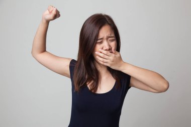 Uykulu genç Asyalı kadın esneme.