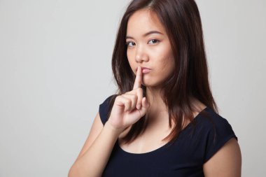 Asyalı kız oldukça işaret göster.