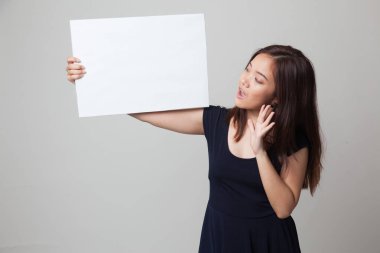 Genç Asyalı kadın sürpriz beyaz boş işareti ile.