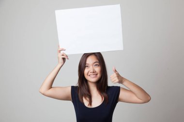 Genç Asyalı kadın ortaya başparmak ile beyaz boş işareti.