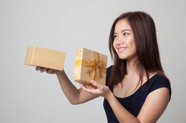 Genç Asyalı kadın açık bir hediye kutusu.