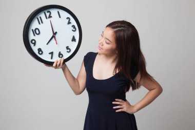 Saati olan genç Asyalı kadın..