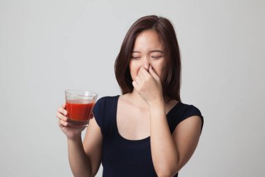 Genç Asyalı kadın nefret domates suyu.