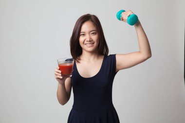 Dumbbell ve domates suyu ile sağlıklı Asyalı kadın.