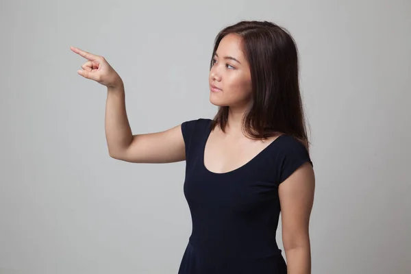 Mulher asiática tocando a tela com o dedo . — Fotografia de Stock