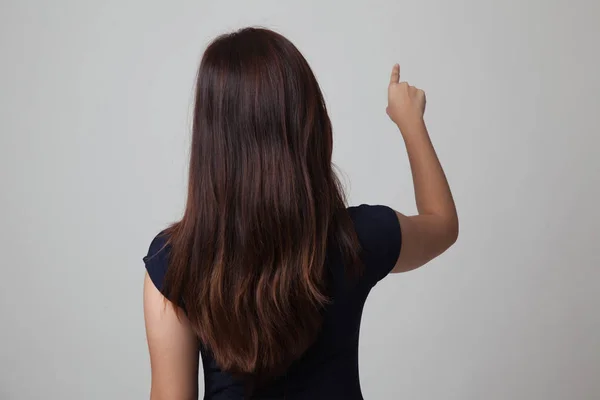 Parte posterior de la mujer asiática tocando la pantalla con su dedo . —  Fotos de Stock