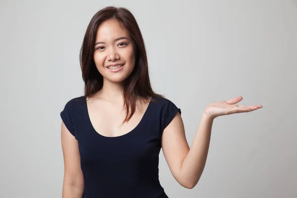 Beautiful young Asian woman show palm hand. — Stock Photo, Image