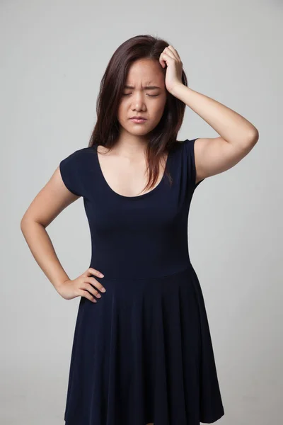 Giovane donna asiatica si ammalò e mal di testa . — Foto Stock