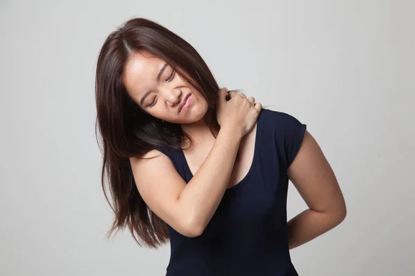 Joven asiática mujer got espalda dolor . —  Fotos de Stock