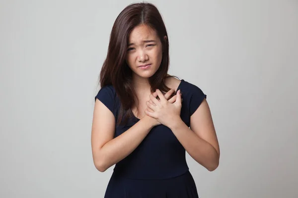 Genç Asyalı kadın göğsünde ağrı var.. — Stok fotoğraf